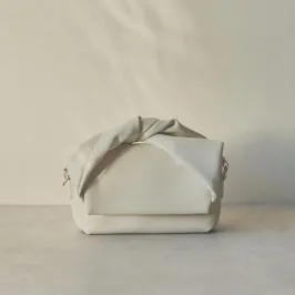 アイボリーのリュバンバッグ