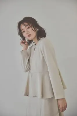 ベージュのフレアジャケット