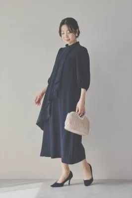 ネイビーのフロントドレープ前開きドレス　M/PREFERENCE