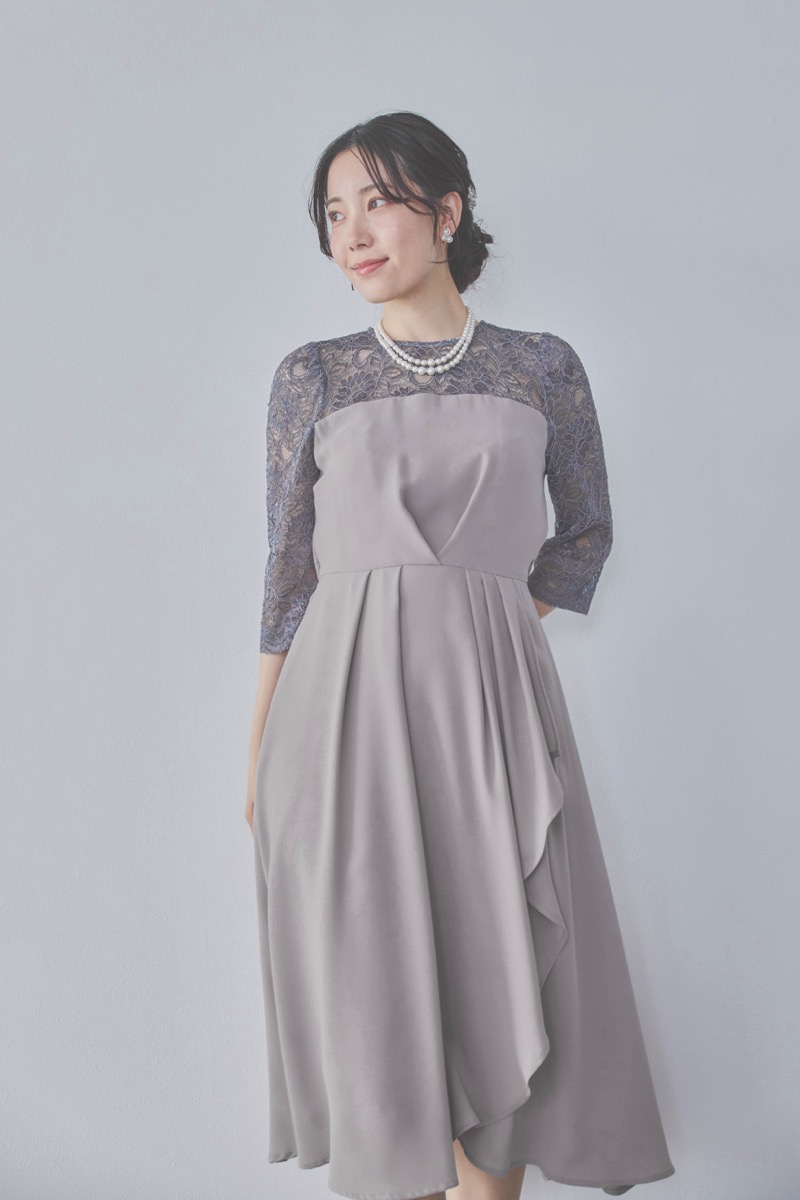 グレージュのデコルテ切り替えラップドレス