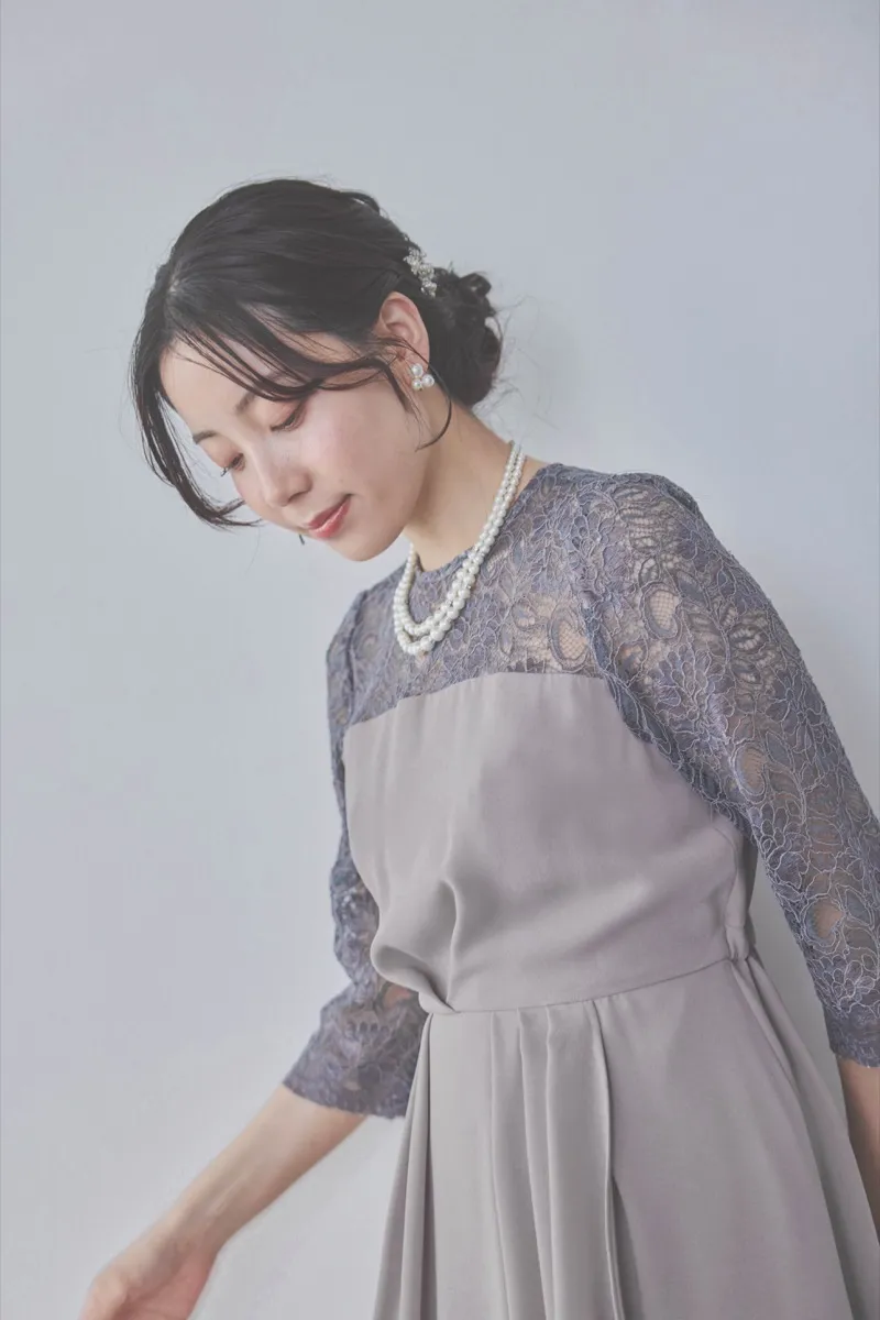 グレージュのデコルテ切り替えラップドレス　M/PREFERENCE　[ 店頭販売価格 37,000円