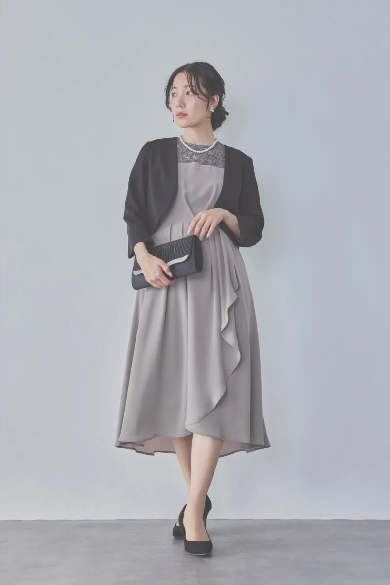 グレージュのデコルテ切り替えラップドレス　M/PREFERENCE　[ 店頭販売価格 37,000円
