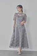 グレーのシャイニーエンブロイダリードレス M/kaene