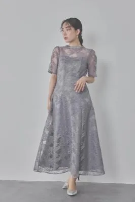 グレーのシャイニーエンブロイダリードレス M/kaene