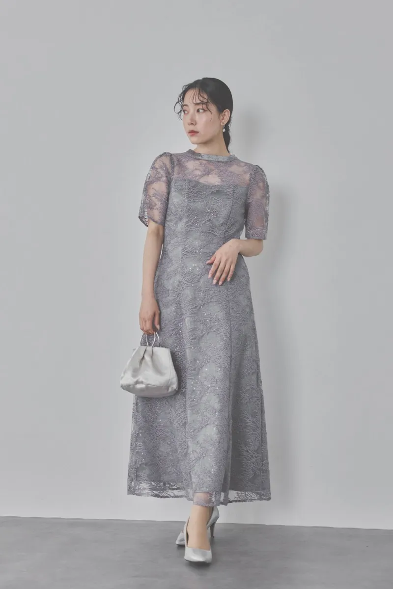 グレーのシャイニーエンブロイダリードレス M/kaene