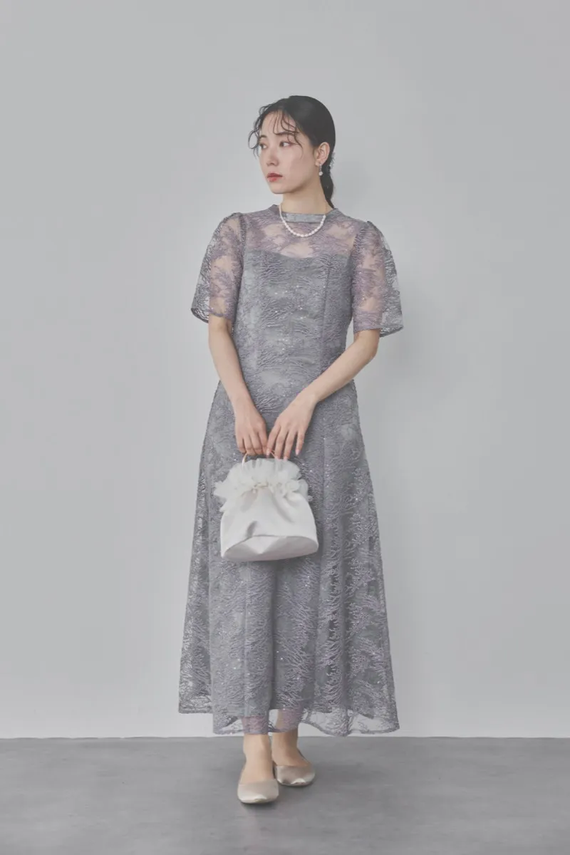 グレーのシャイニーエンブロイダリードレス M/kaene