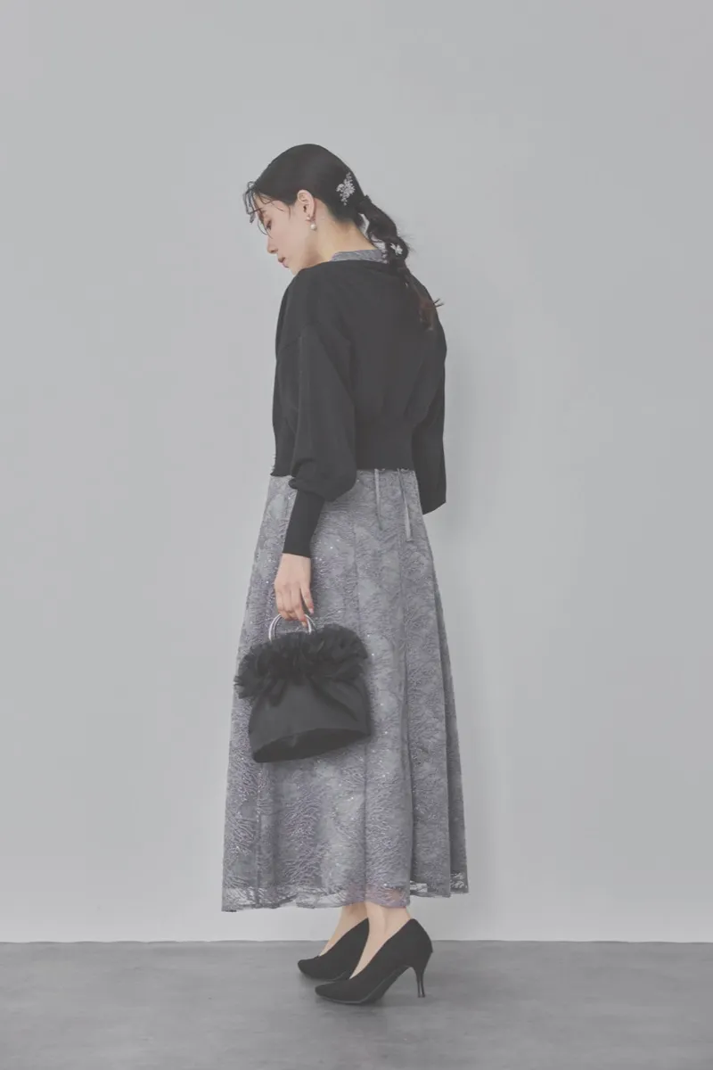 グレーのシャイニーエンブロイダリードレス M/kaene