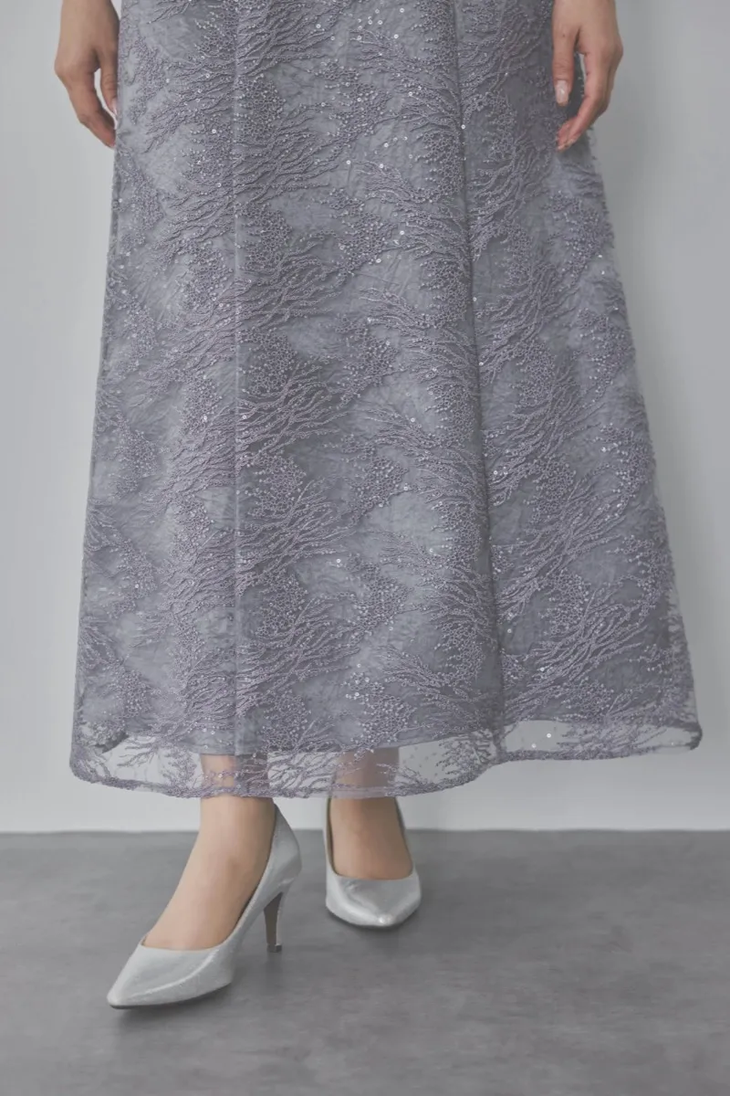 グレーのシャイニーエンブロイダリードレス M/kaene