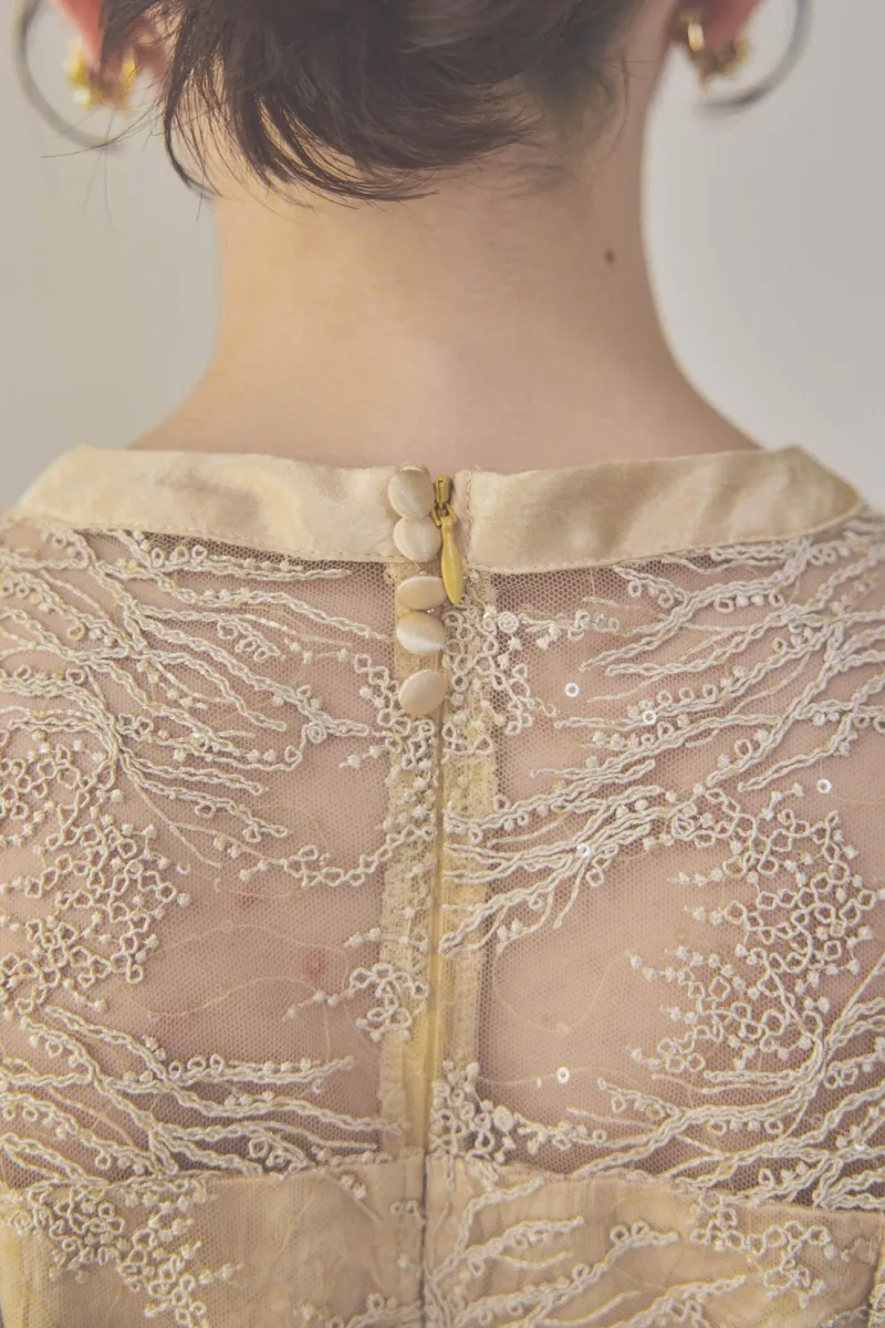 イエローのシャイニーエンブロイダリードレス　M/kaene