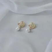 ゴールドフープのドロップイヤリング