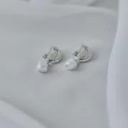 シルバーフープのドロップイヤリング