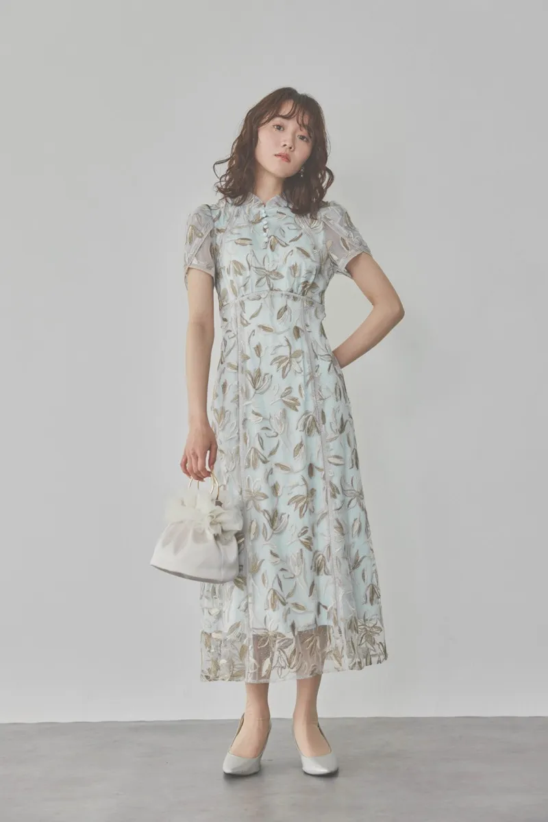 ライトブルーのチューリップスリーブエンブロイダリードレス