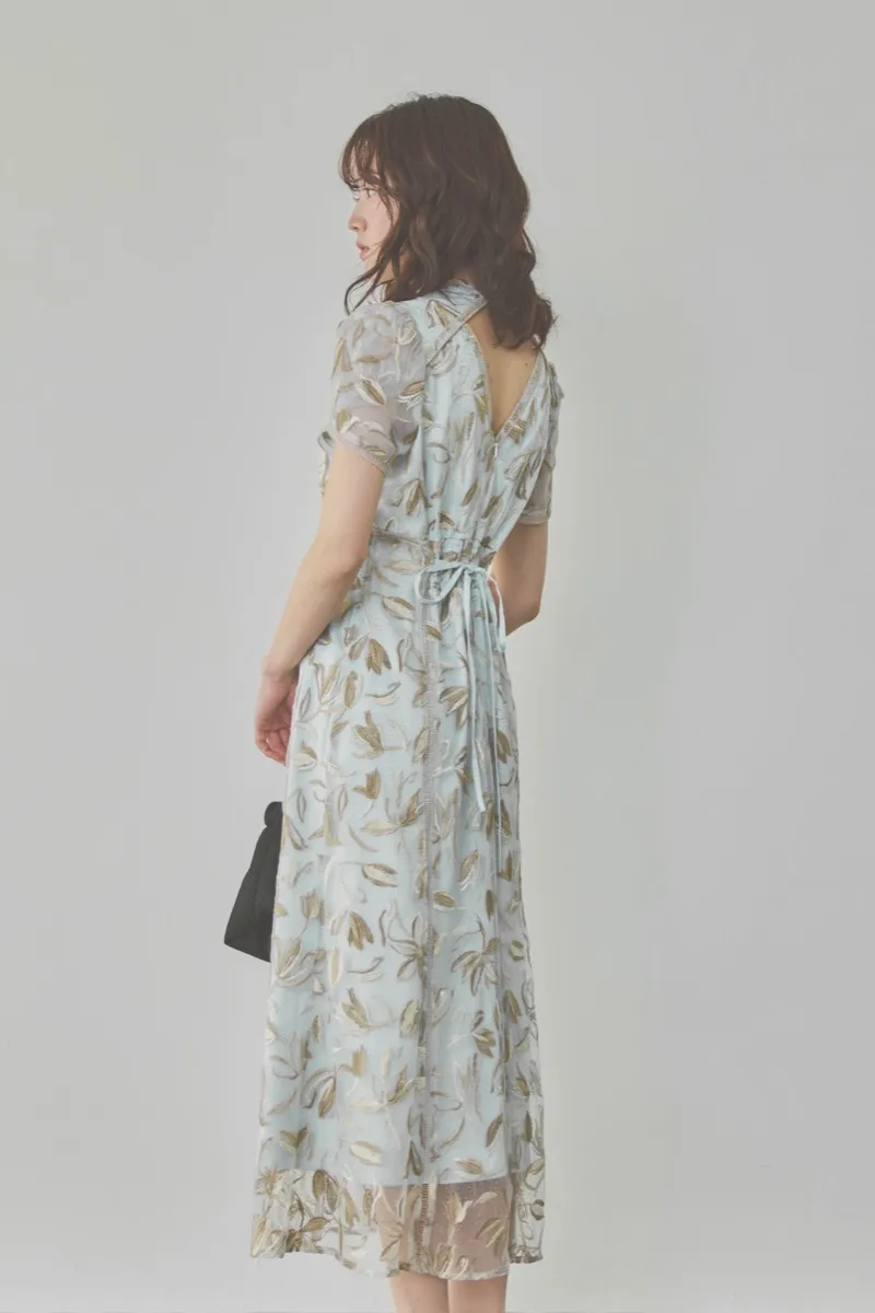 ライトブルーのチューリップスリーブエンブロイダリードレス