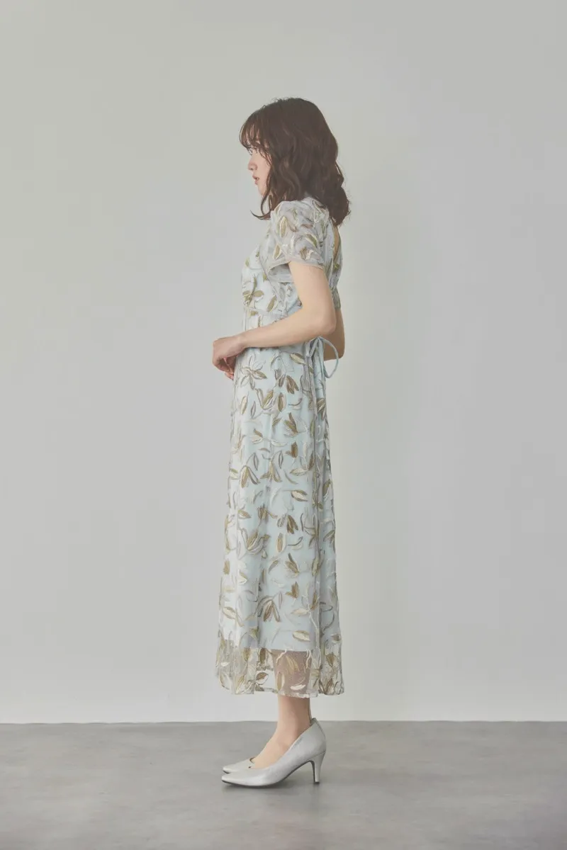 ライトブルーのチューリップスリーブエンブロイダリードレス