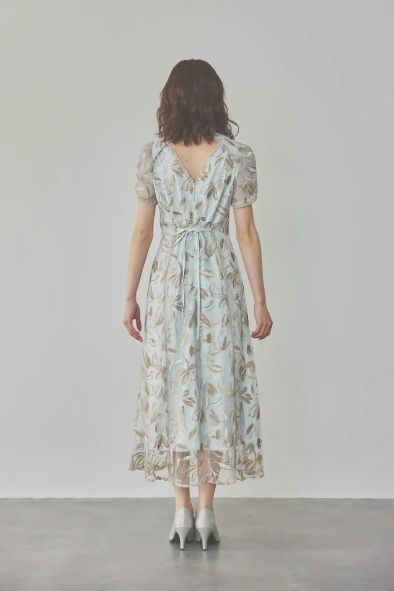 ライトブルーのチューリップスリーブエンブロイダリードレス