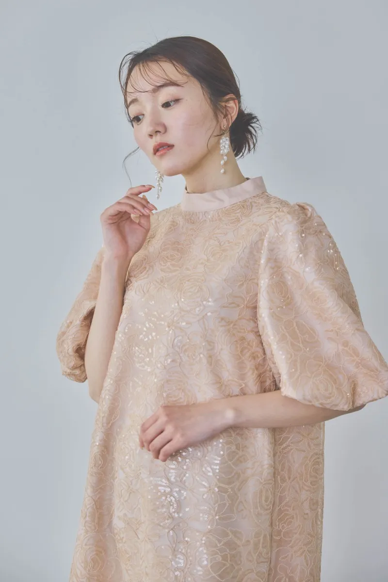 ベージュのボリュームスリーブスパンコールドレス　M/Select Shop