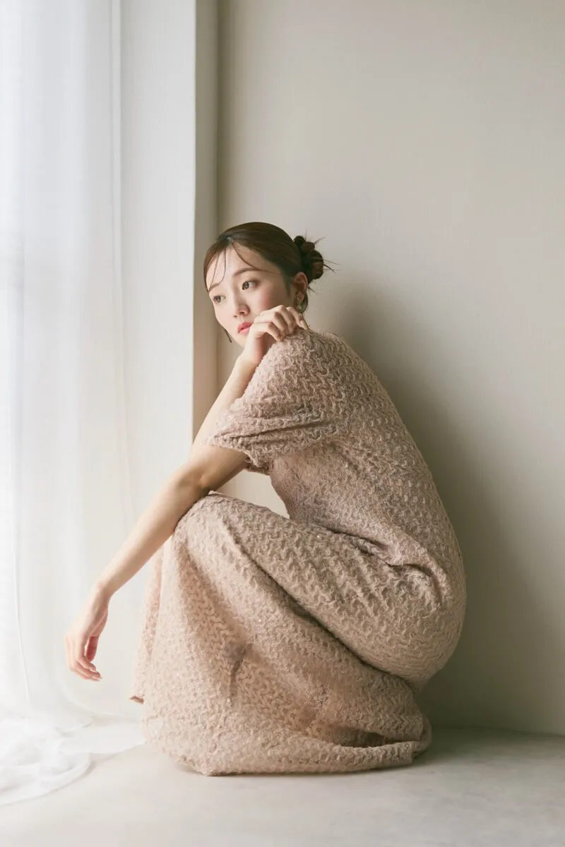 ベージュのスパンコールレースドレス　M/kaene
