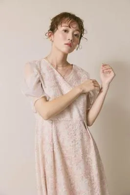 ピンクベージュのシアーオフショルドレス　M/kaene
