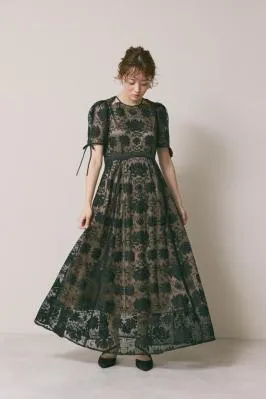 ブラックのカットワークサテンエンブロイダリードレス　M/LILY　BROWN