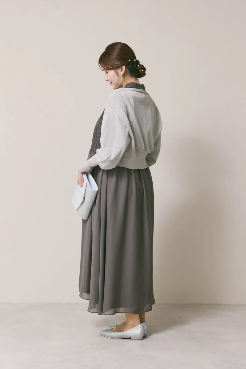 チャコールグレーの授乳口付ハイネックレースドレス