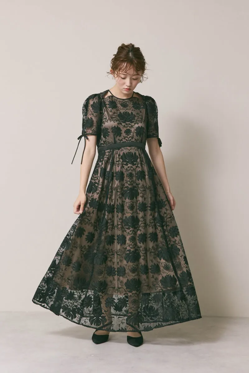 ブラックのカットワークサテンエンブロイダリードレス