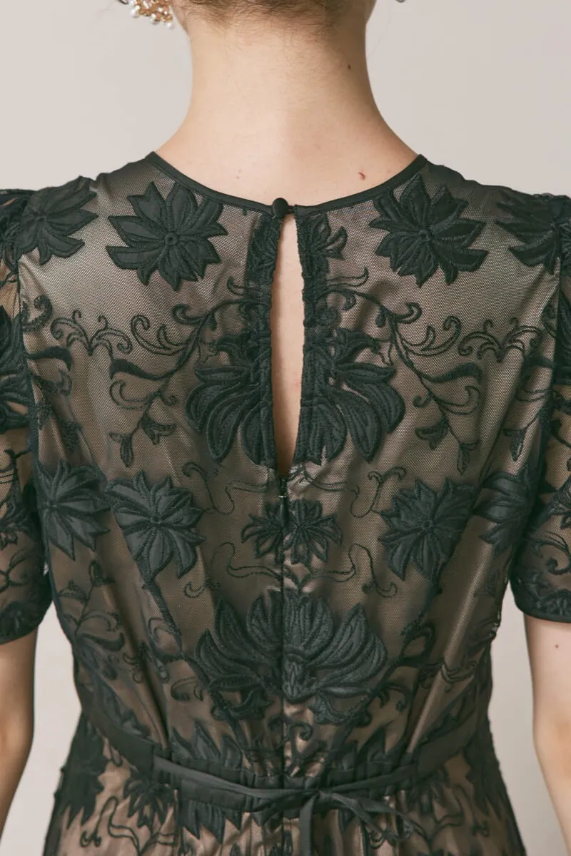 ブラックのカットワークサテンエンブロイダリードレス