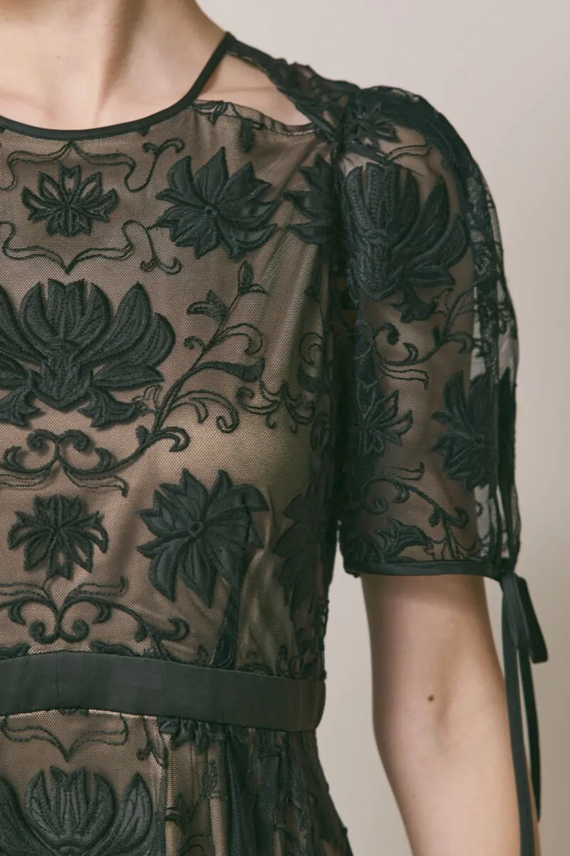 ブラックのカットワークサテンエンブロイダリードレス