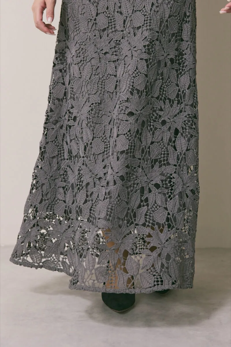 グレーのビジューカラーレースドレス