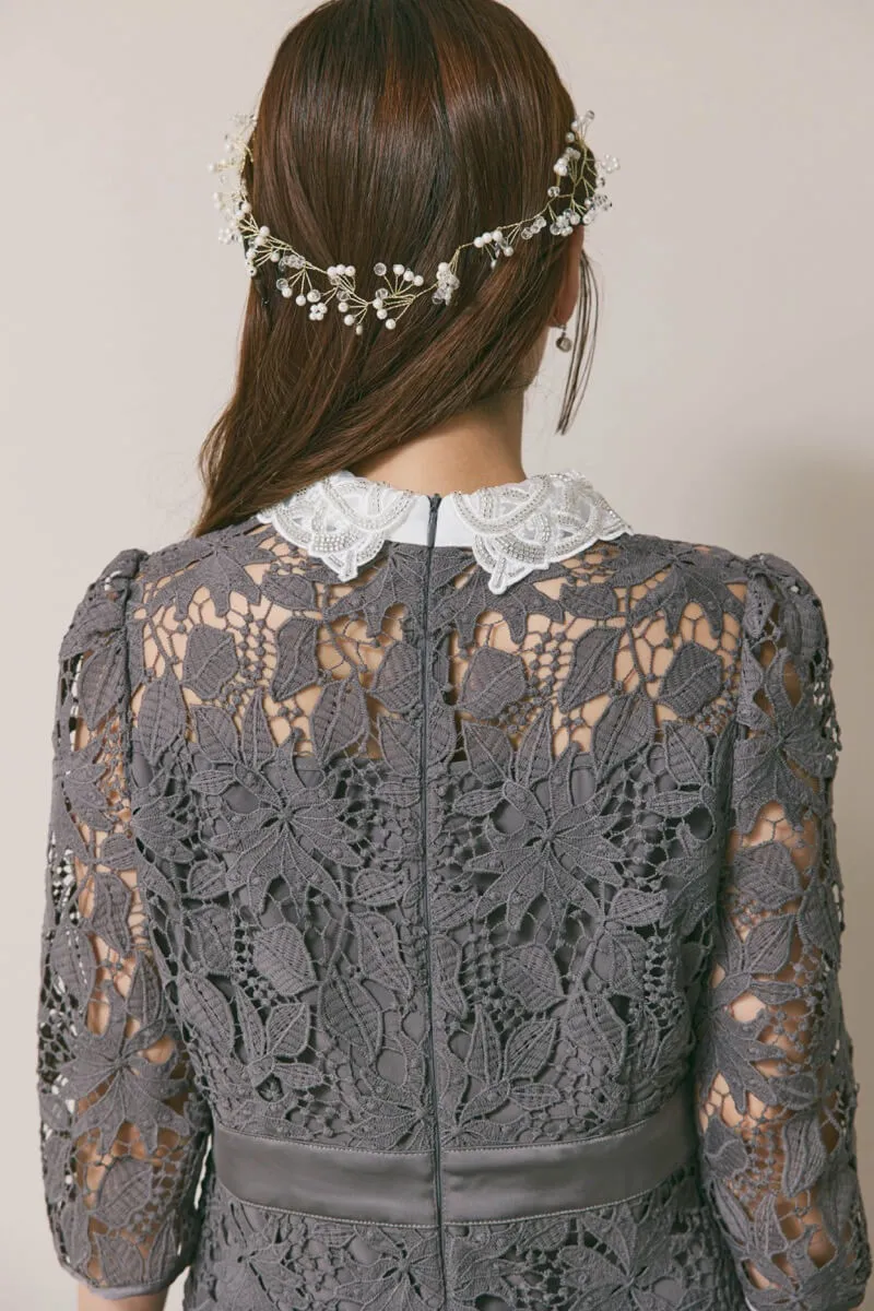 グレーのビジューカラーレースドレス