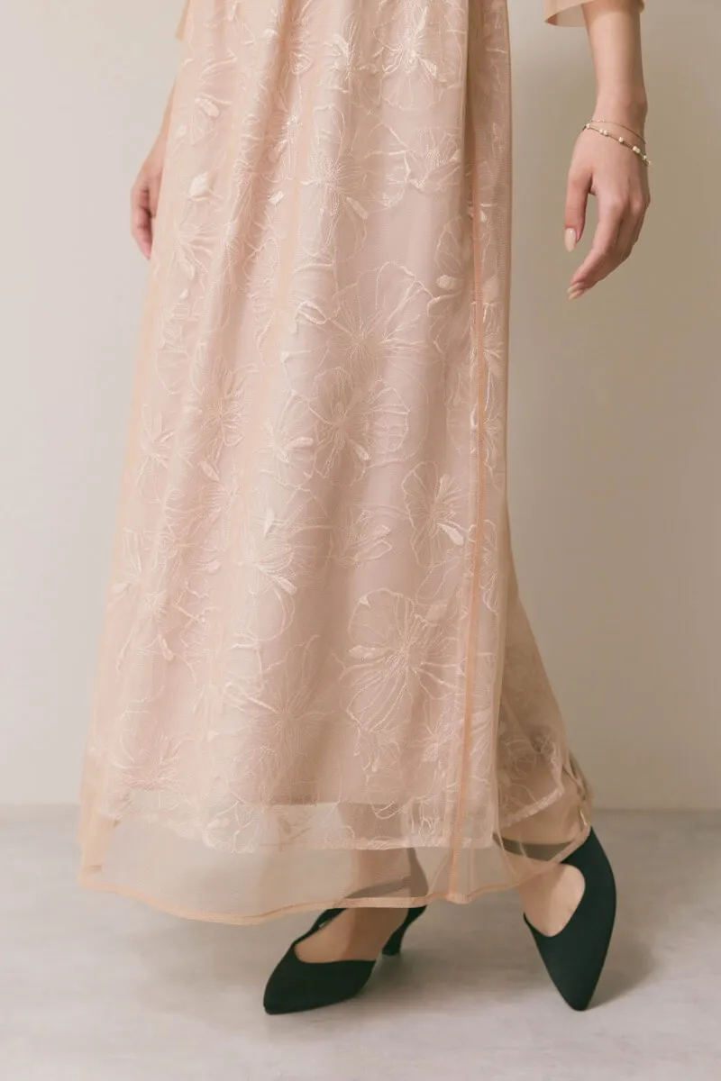 ベージュのレースミックスチュールドレス