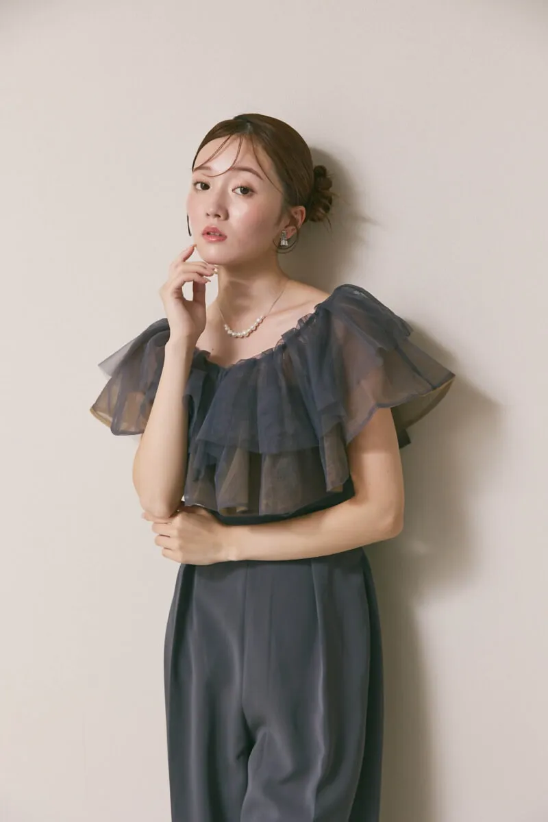 チャコールグレーのチュールカラーベアパンツドレス