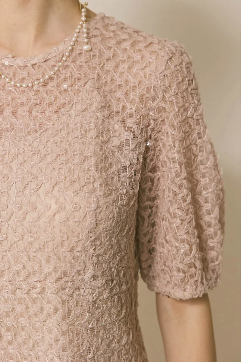 ベージュのスパンコールレースドレス