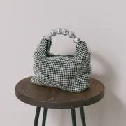 シルバーのボールハンドルバッグ