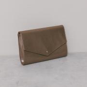 ゴールドのシャインクラッチバッグ