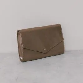 ゴールドのシャインクラッチバッグ