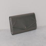 シルバーのシャインクラッチバッグ