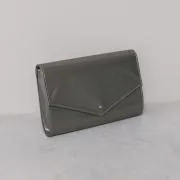 シルバーのシャインクラッチバッグ