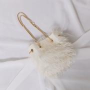 ベージュのシャギーファーバッグ