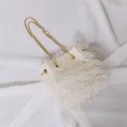 ベージュのシャギーファーバッグ