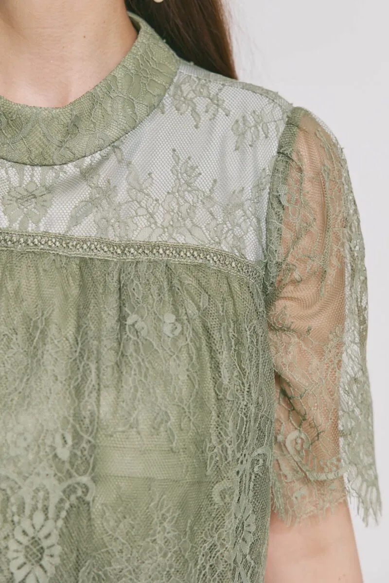 モーヴグリーンの授乳口付ハイネックレースドレス