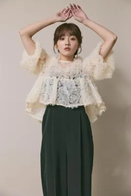 ホワイト✕ブラックのペタルテクスチャーパンツドレス　M/Select Shop