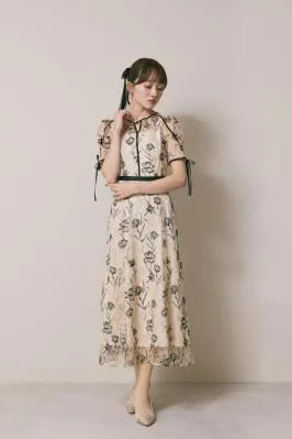 ベージュのラインフラワーエンブロイダリードレス　M/LILY　BROWN