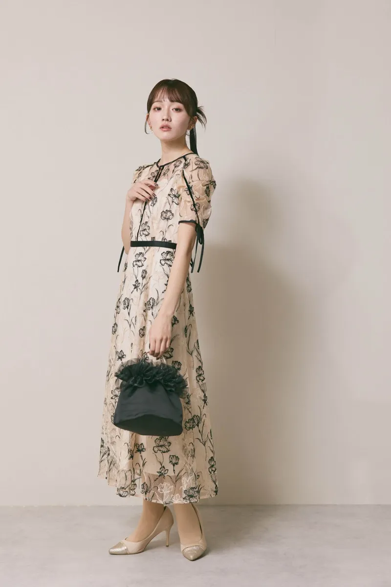 ベージュのラインフラワーエンブロイダリードレス　M/LILY　BROWN