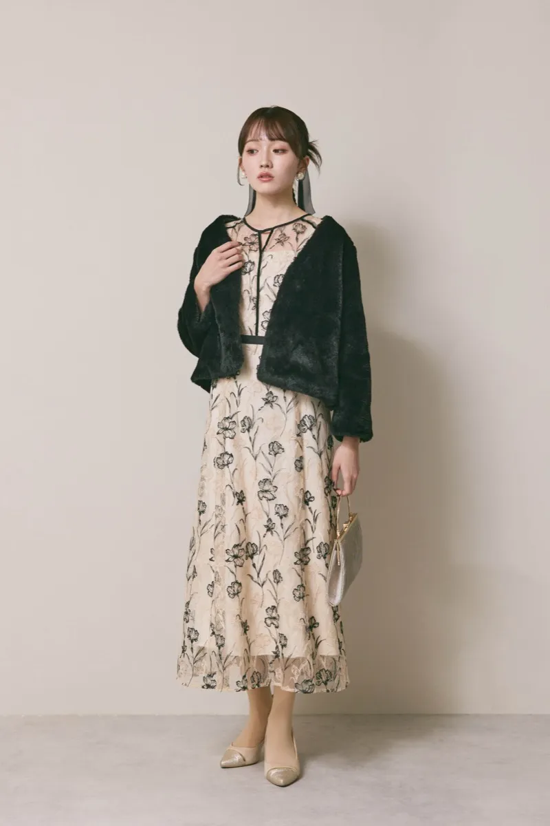 ベージュのラインフラワーエンブロイダリードレス　M/LILY　BROWN