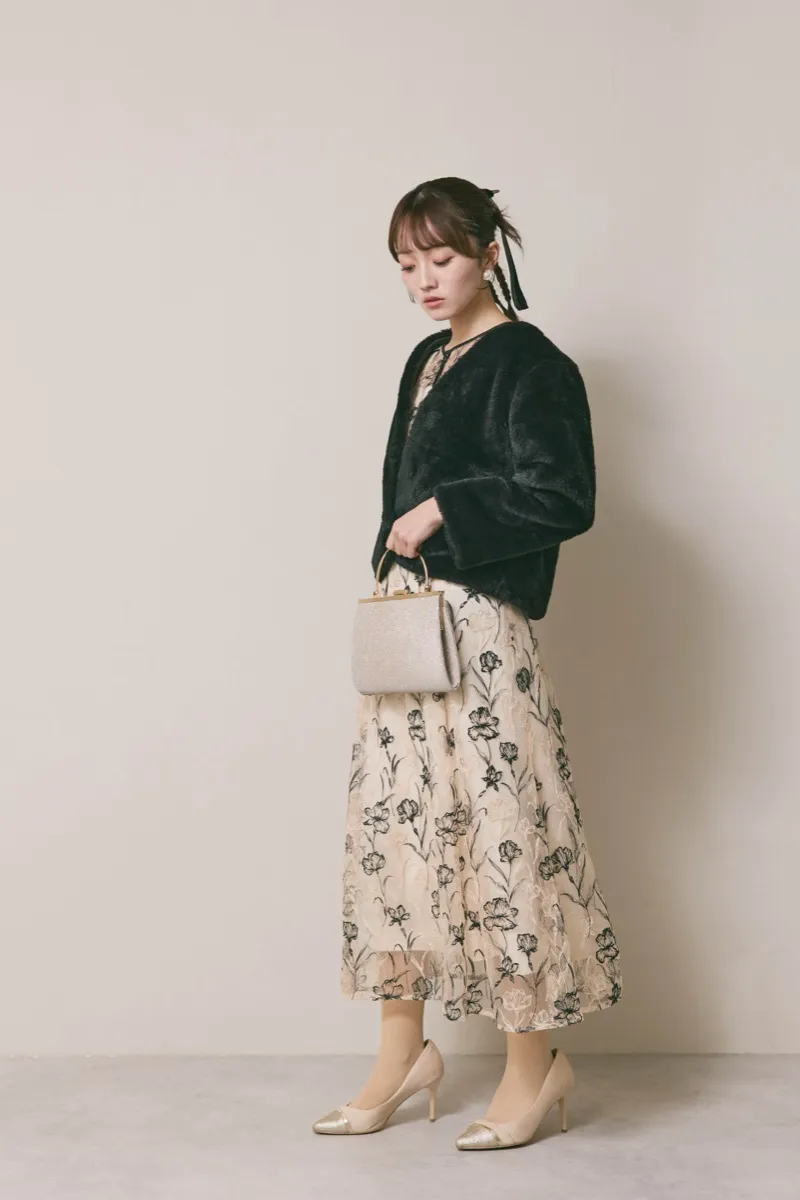 ベージュのラインフラワーエンブロイダリードレス　M/LILY　BROWN