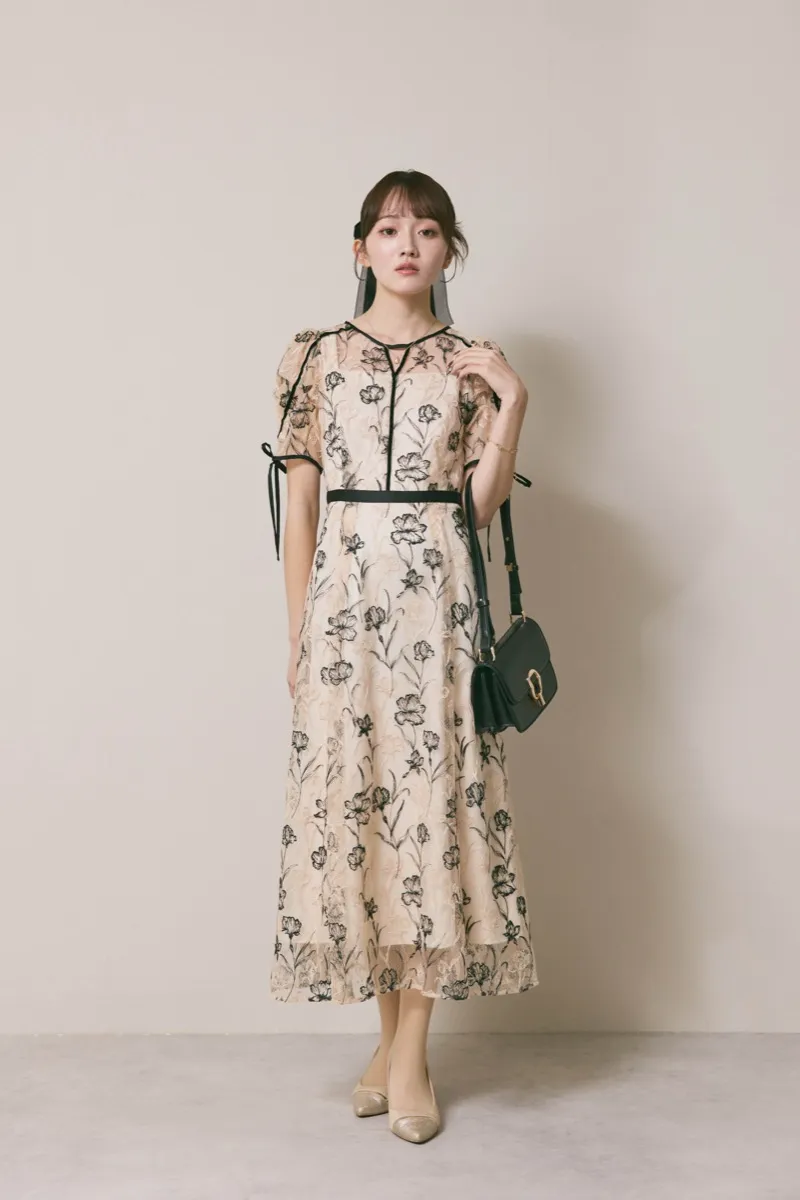 ベージュのラインフラワーエンブロイダリードレス　M/LILY　BROWN