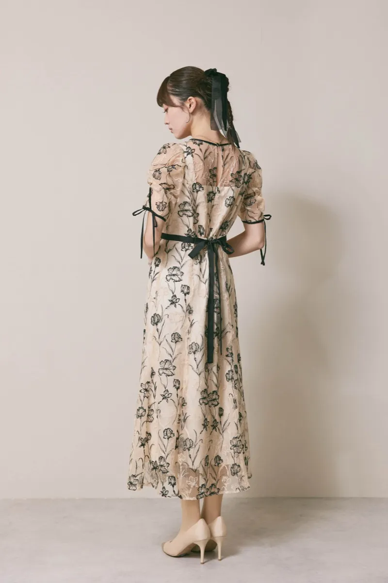 ベージュのラインフラワーエンブロイダリードレス　M/LILY　BROWN