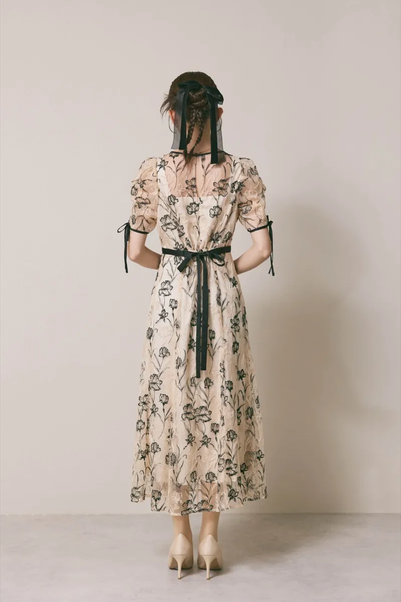 ベージュのラインフラワーエンブロイダリードレス　M/LILY　BROWN