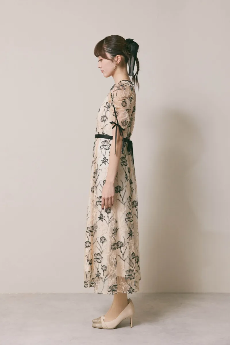 ベージュのラインフラワーエンブロイダリードレス　M/LILY　BROWN