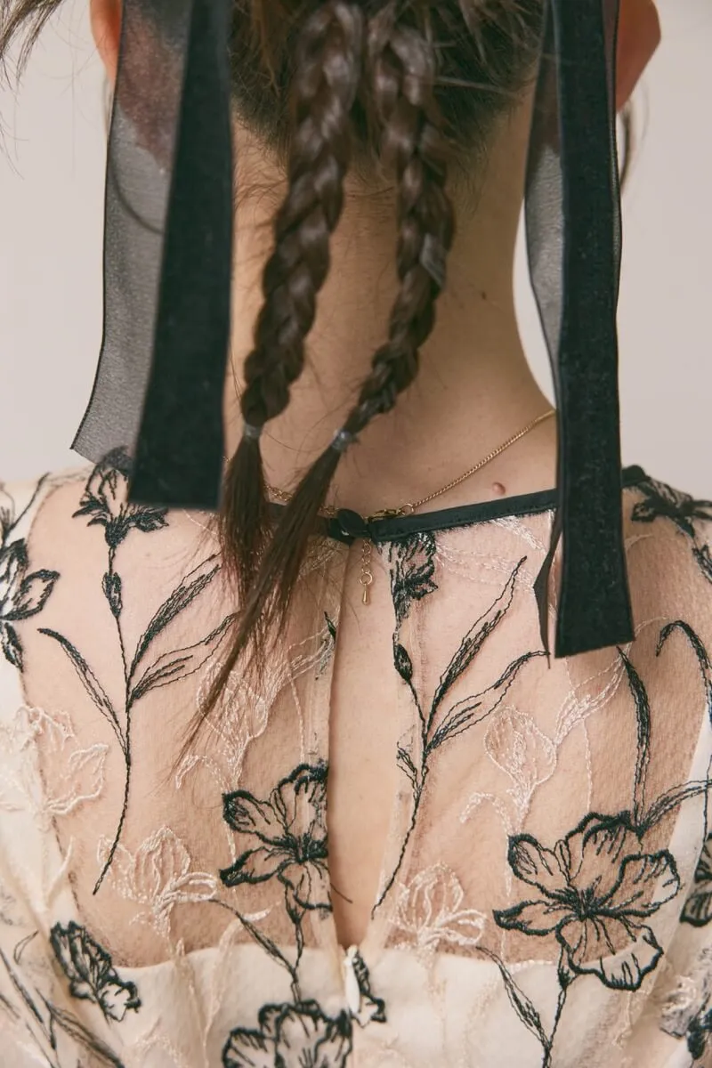 ベージュのラインフラワーエンブロイダリードレス　M/LILY　BROWN